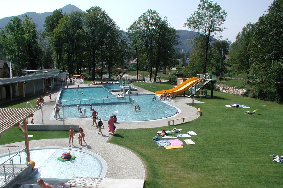 Freibad Weyer spielende Kinder auf der Rutsche